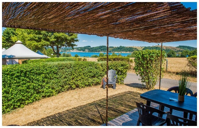 Huts for rent at the Parc du Charouzech campsite in Aveyron, with a view of Lake Pareloup