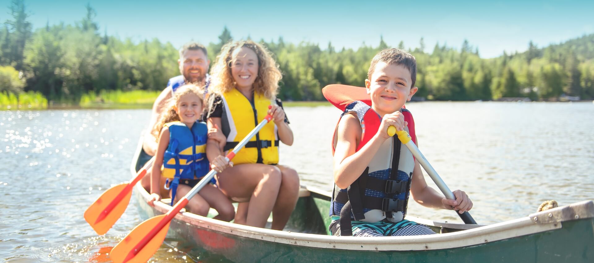 Family canoeing activity on Lake Pareloup