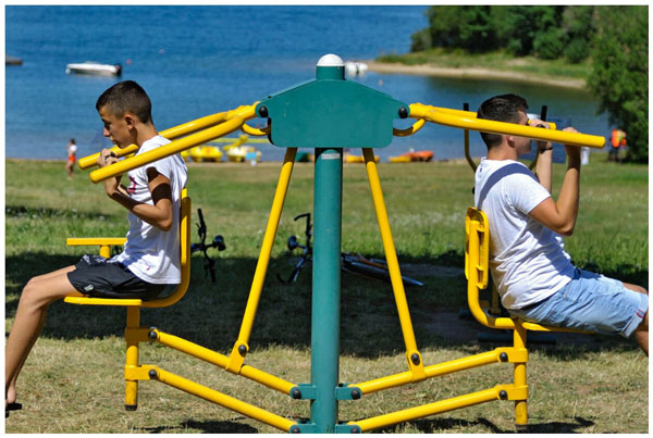 Actividad fitness para los adolescentes en el camping Parque del Charouzech, a orillas del lago de Pareloup. 