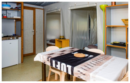 Vista del interior con cocina del chalé en alquiler en el camping del Parque del Charouzech