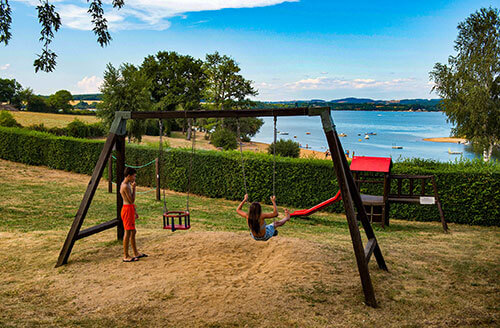 Openluchtspelen voor kinderen, van de camping Parc du Charouzech  aan de rand van het meer van Pareloup