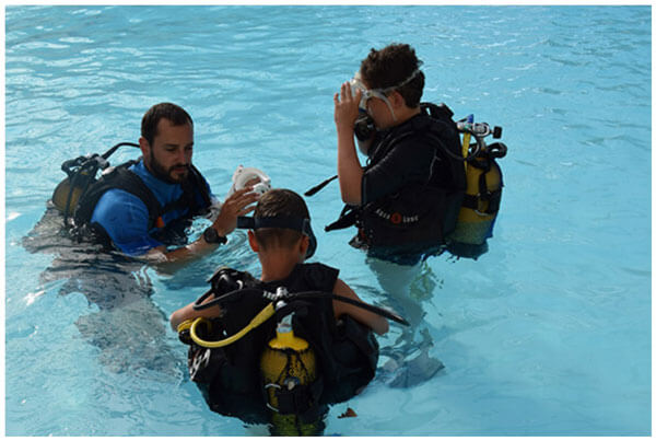 Introduction to diving at the swimming pool of the Parc du Charouzech campsite 